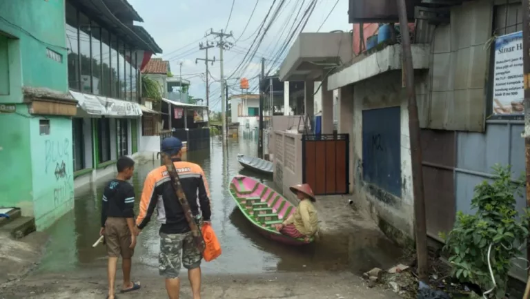 Akses menuju Kampung Cigebar dari Cijagra hanya dapat ditempuh menggunakan perahu kecil