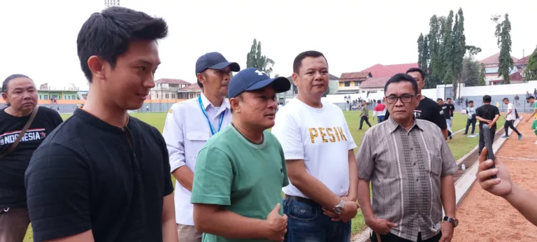 Bupati Kuningan terpilih Dian Rachmat Yanuar yang hadir langsung di stadion mengapresiasi para pemain