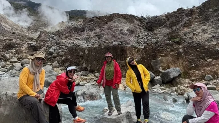 Gunung Salak Wisata Alam, Kisah Mistis, dan Keindahan Kawah Ratu