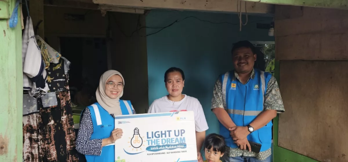 PLN ULP Bandung Timur Berikan Bantuan Listrik Gratis Untuk Masyarakat Kurang Mampu Melalui Program Light Up The Dream