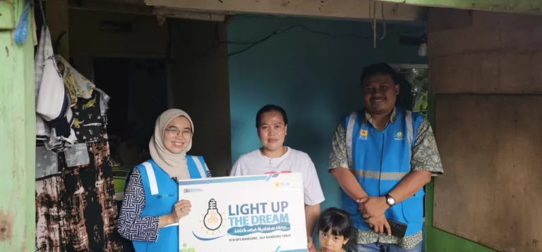 PLN ULP Bandung Timur Berikan Bantuan Listrik Gratis Untuk Masyarakat Kurang Mampu Melalui Program Light Up The Dream