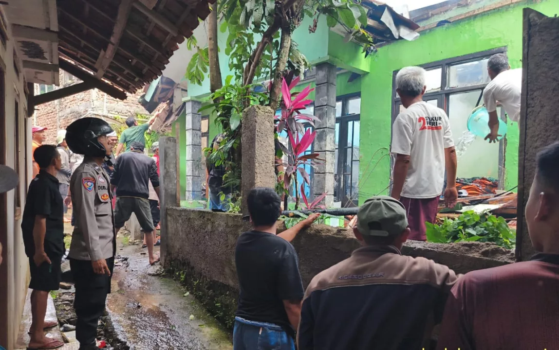 Polisi Cek TKP Kebakaran di Desa Banyuresmi, Rumah dan Harta Ludas