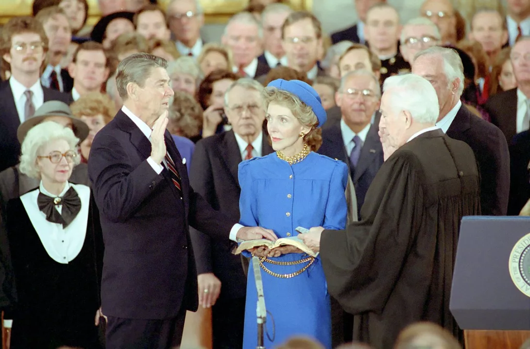 Ronald Reagan mengucapkan oath of office saat dilantik menjadi presiden Amerika Serikat masa jabatann kedua di tahun 1985