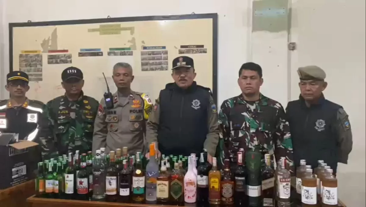 Satpol PP Garut Amankan 293 Botol Miras Jelang Pergantian Tahun