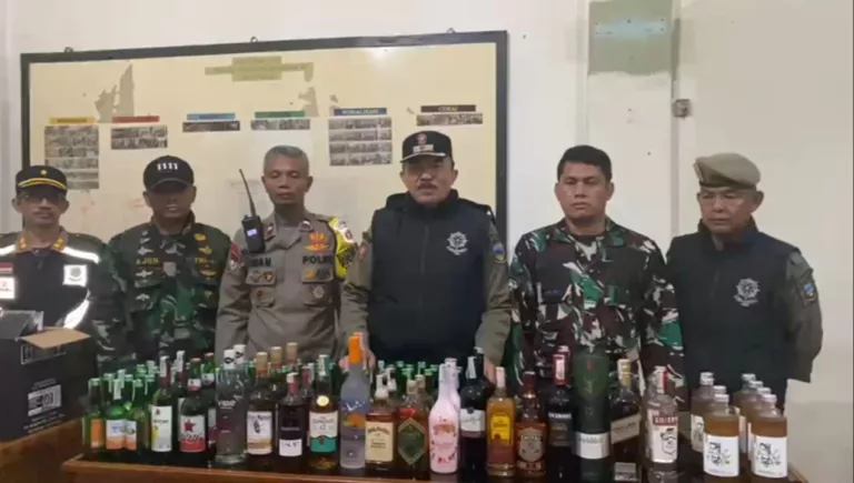 Satpol PP Garut Amankan 293 Botol Miras Jelang Pergantian Tahun