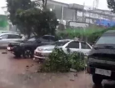 Sejumlah Mobil Rusak Akibat Longsoran Tanah di Lapang Randu, Kuningan