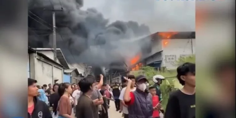 Tiga Pabrik di Kopo Bandung Terbakar, Pemadaman Terkendala Sumber Air