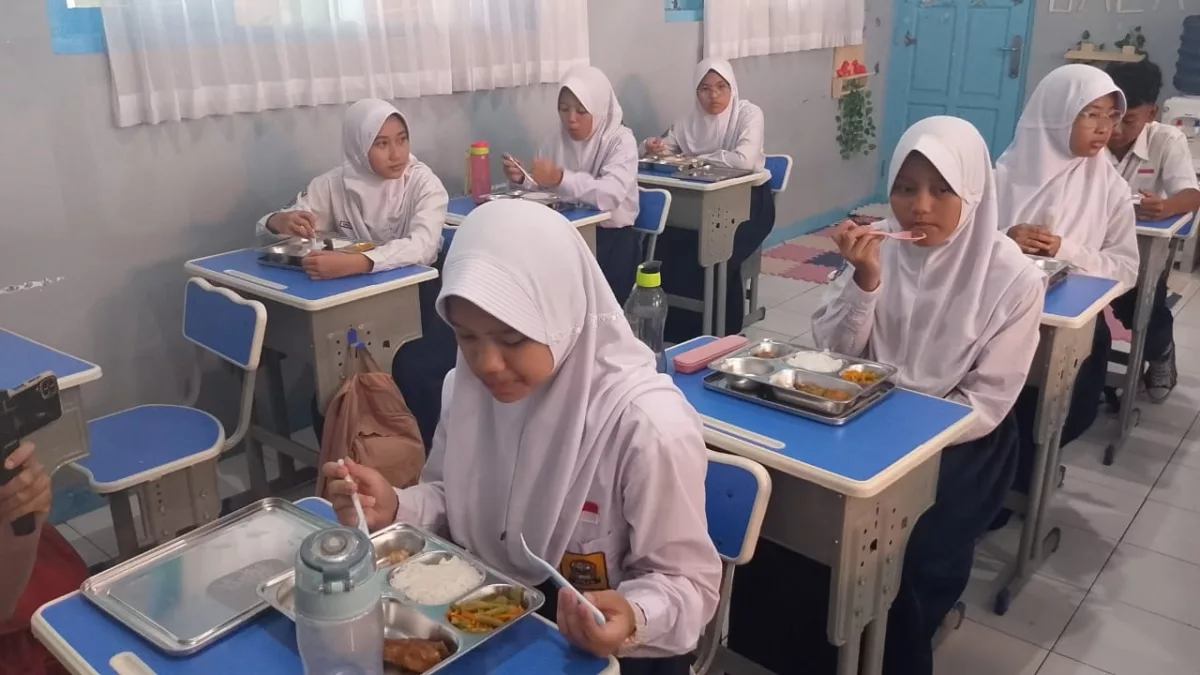 Ribuan Siswa Saat Menerima Makanan Siang Gratis