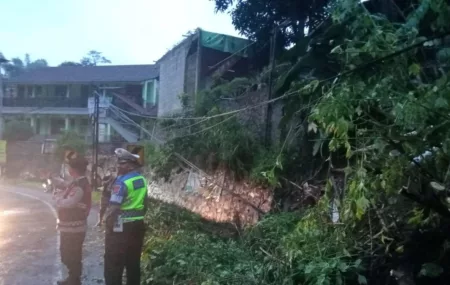 Evakuasi Tanah Longsor Tutup Akses Jalan di Limbangan