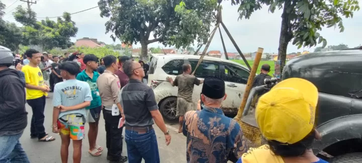 diduga-sopir-mengantuk-mobil-honda-freed-terperosok-ke-area-persawahan-di-kota-tasikmalaya