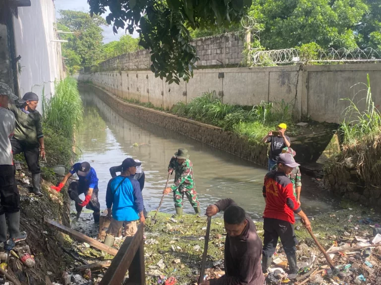 Warga dan Aparat Kewilayahan Kompak Jaga Kebersihan Lingkungan