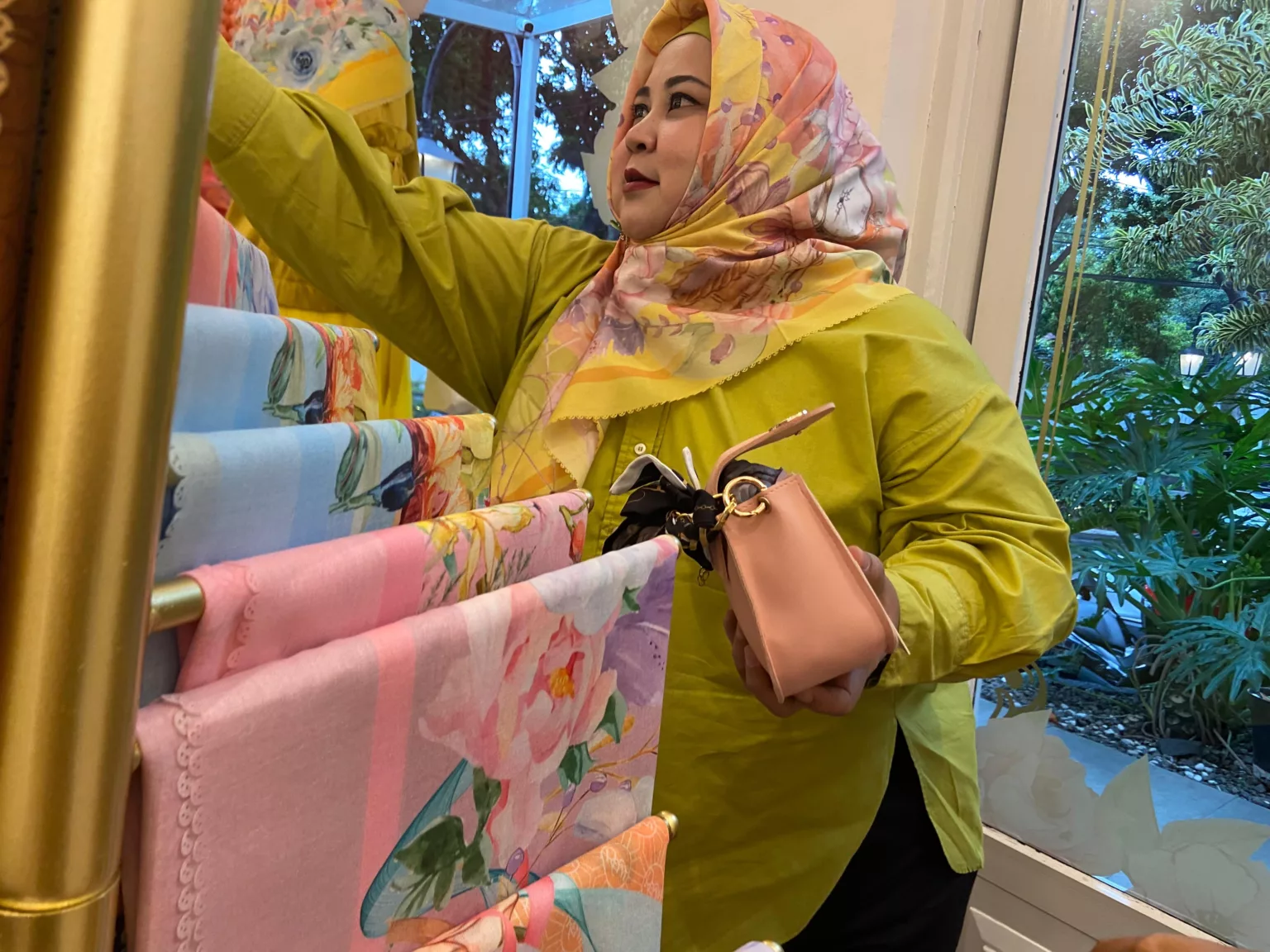 Reyvi Tawarkan Tren Baru Hijab dan Busana Muslim dengan Shocking Color di Kota Bandung