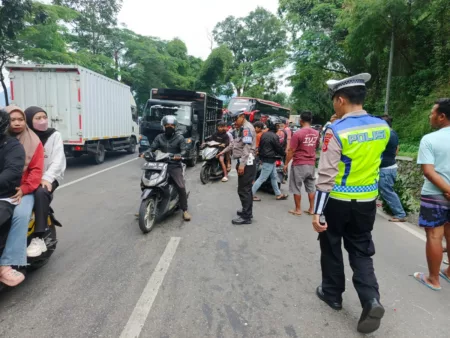 Polres Garut Evakuasi Kecelakaan Lalu Lintas di Jalan Raya Tarogong-Leles