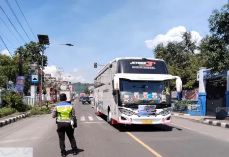 Polres Garut Terapkan Sistem One Way untuk Antisipasi Kemacetan Libur Panjang