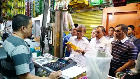 Kepala BK Perdagangan Kemendag RI, Rusmin Amin, bersama Sekda Garut, Nurdin Yana, mengecek harga Minyakita