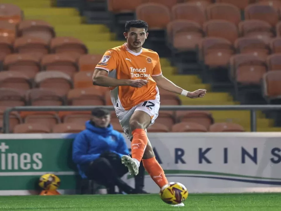 Elkan Baggott tampil impresif dalam kemenangan Blackpool atas Lincoln City dengan skor 2-0