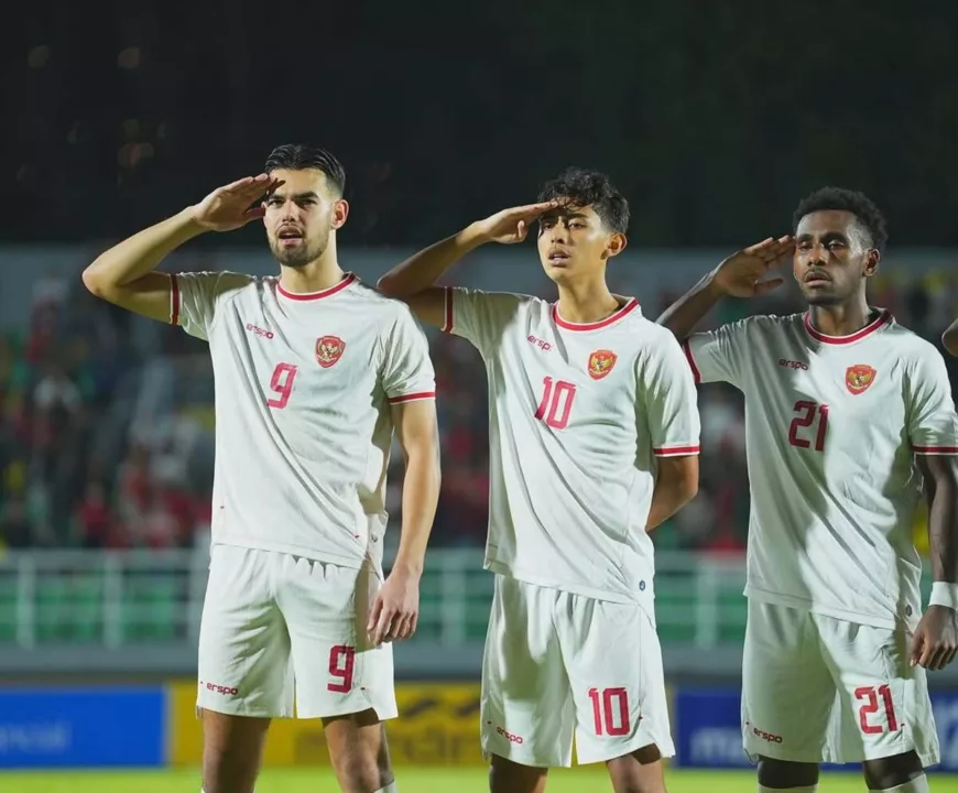 Striker Timnas U-20 Indonesia, Jens Raven (kiri), bertekad membawa Garuda Muda menuju Piala Dunia 2025