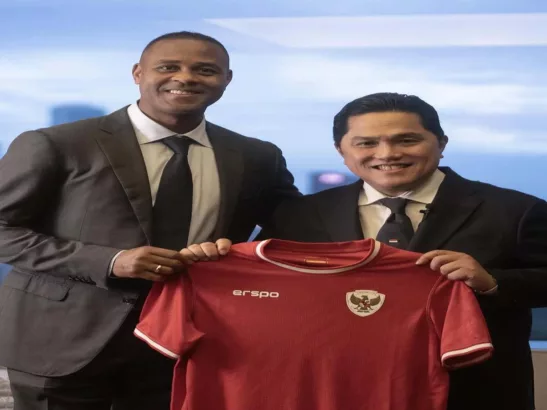 Pelatih Timnas Indonesia Patrick Kluivert (kiri) dan Ketua Umum PSSI Erick Thohir (kanan)