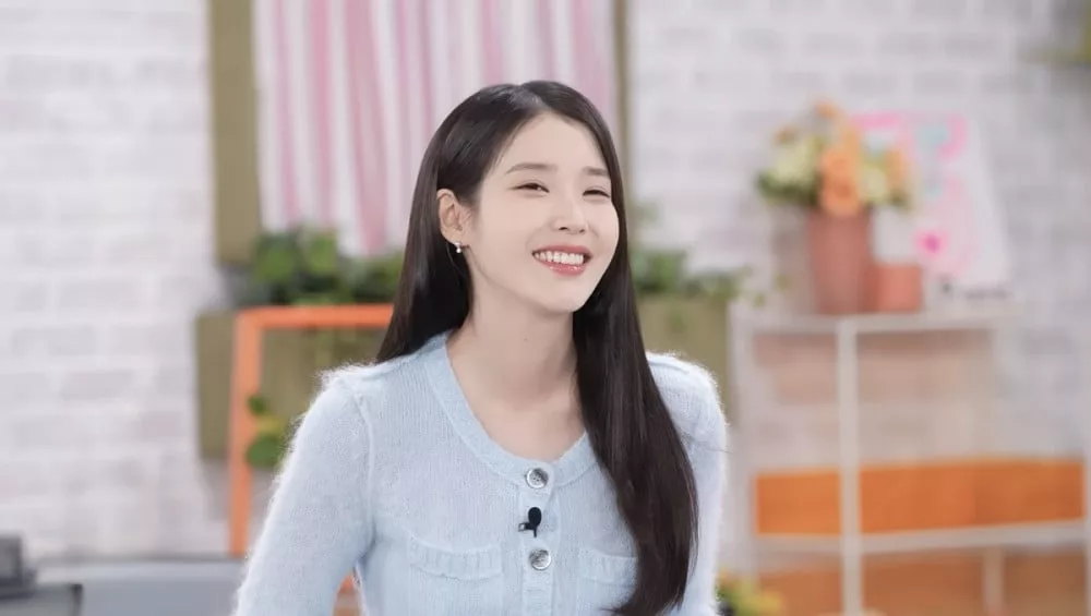 IU dalam acara Podcast dengan IVE. (AllKpop)