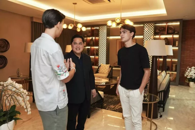 Dion Markx (kiri), Erick Thohir (Tengah), dan Tim Geypens (Kanan)