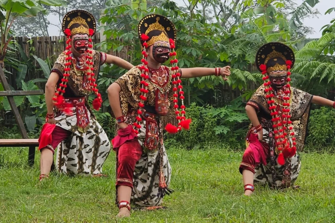 Anjangsana Budaya dan Pentas Seni Kolaborasi di Bumi Seni Tarikolot