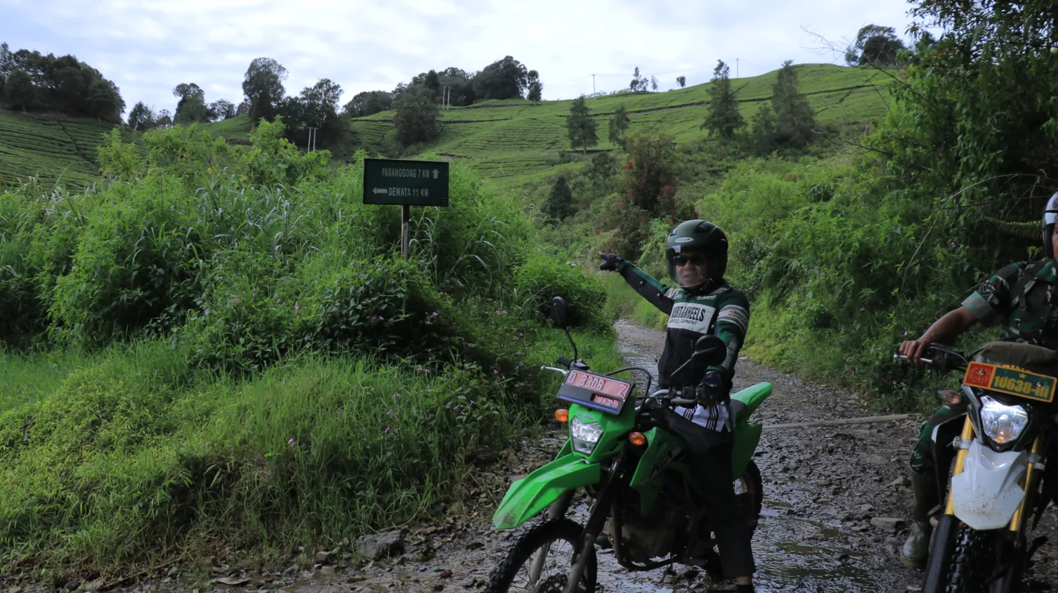 Bupati Bandung Menunjukan Salah Satu Contoh Jalan yang akan Diperbaiki