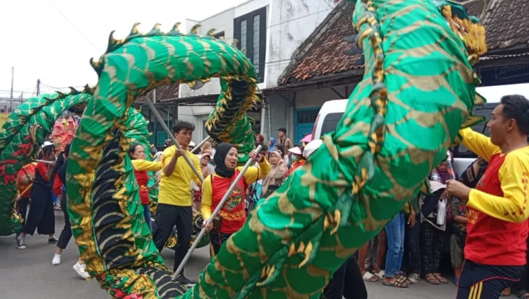 -Cap Go Meh 2025 di Kabupaten Garut berlangsung meriah dengan atraksi barongsai