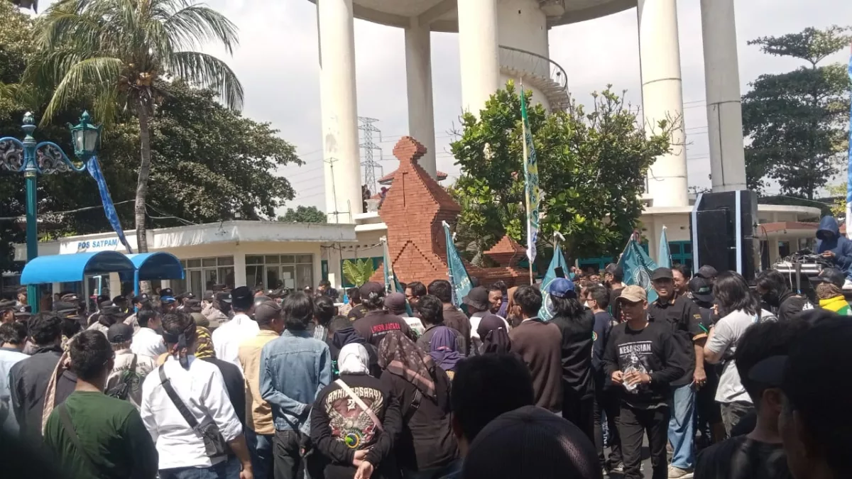 Warga Cirebon Tuntut Transparansi Dugaan Korupsi di PDAM Tirta Giri Nata