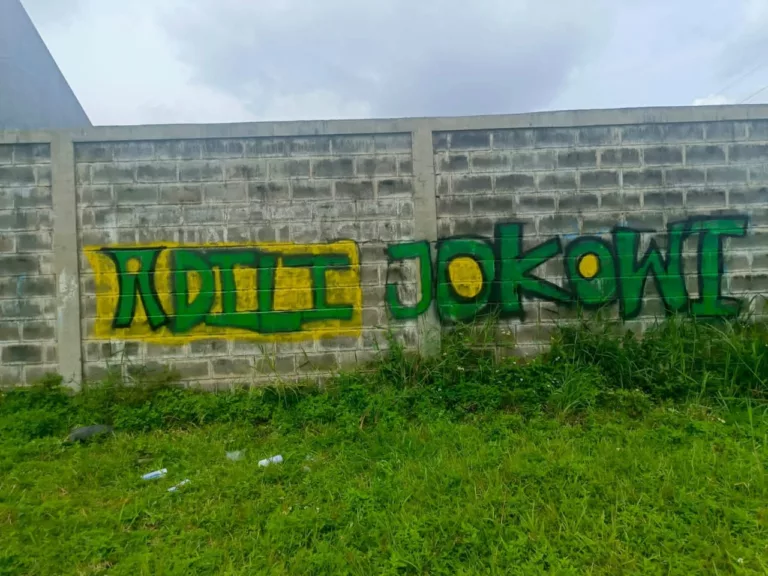 Grafiti bertuliskan "Adili Jokowi" muncul di berbagai dinding dan jalan layang di Kota Bandung.