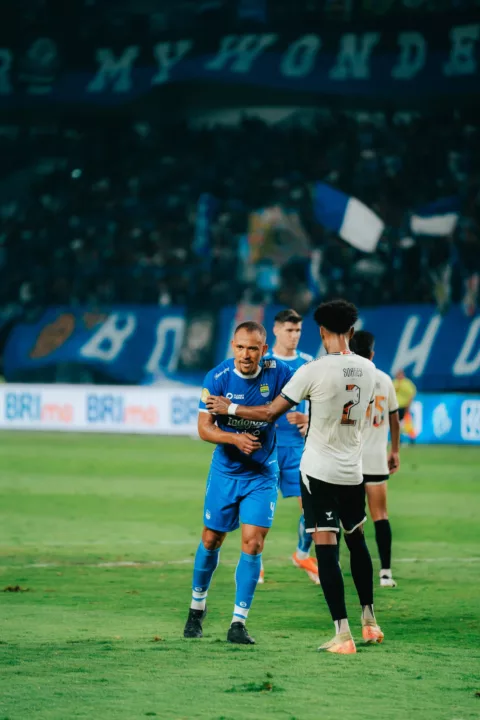 Gustavo Franca dan Nick Kuipers bersiap menyambut umpan dari sepak pojok