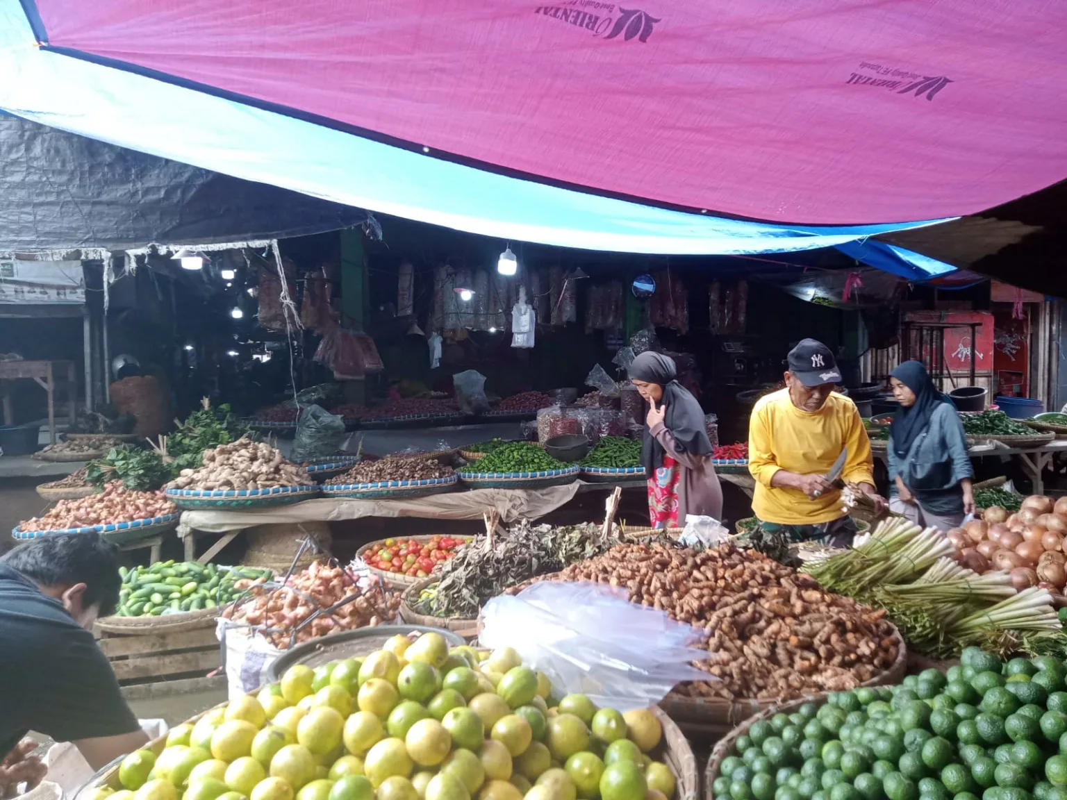 Tiga hari menjelang bulan Ramadhan bahan pokok penting (bapokting) di pasar Ciawitali Garut mulai Naik