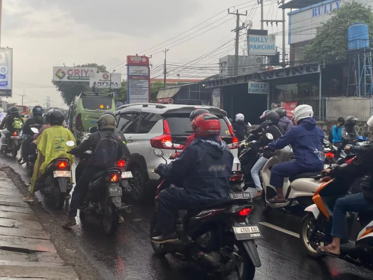 Hujan Gerimis dan Padatnya Kendaraan Sebabkan Kemacetan Parah di Cinunuk