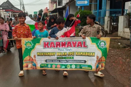 Kegiatan pawai menyambut bulan suci Ramadhan mengelilingi desa