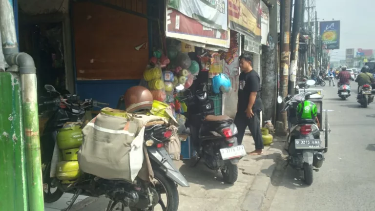 Warung Kecil Penjual LPG 3 Kg Memperbanyak Stok