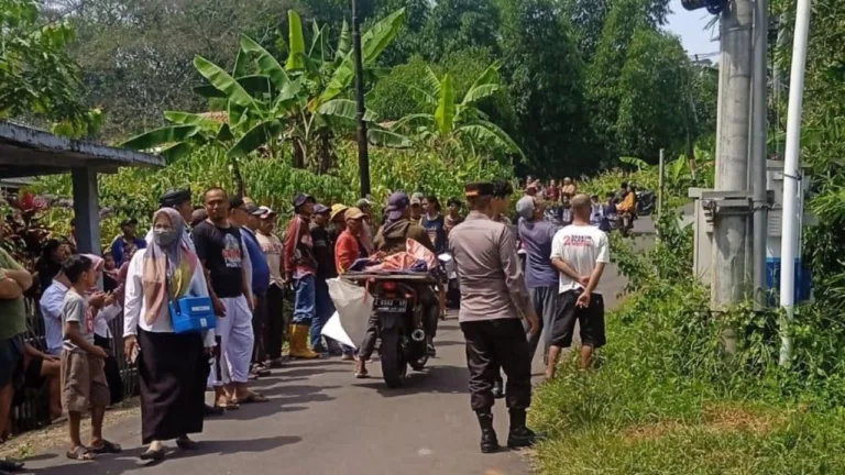 Masyarakat dan Petugas Kepolisian di Sekitar Tempat Kejadian Perkara