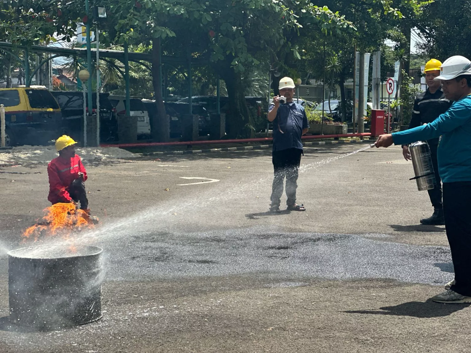 PT PLN (Persero) UP3 Bandung dan PT Famindo Alfa Spektrum Teknologi Adakan Simulasi Kebakaran dan Penggunaan APAR Bersama