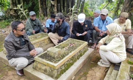 PWI Kuningan Peringati HUT Ke 79 dengan Ziarah ke Makam Wartawan