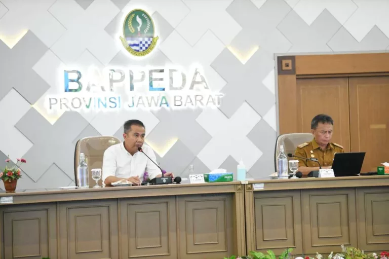 Penjabat (Pj) Gubernur Jawa Barat, Bey Machmudin, menegaskan bahwa efisiensi anggaran tak boleh menghambat pelayanan publik