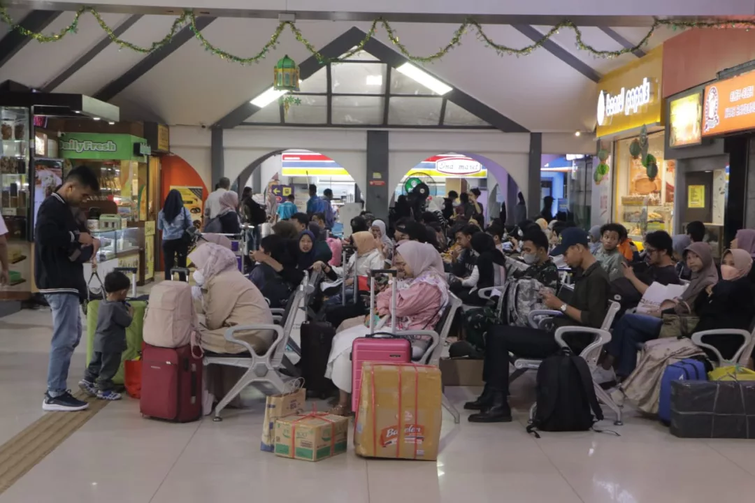 Penumang Kereta Api Menunggu di Stasiun Bandung