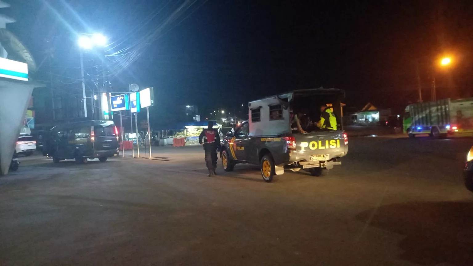 Petugas Gabungan Di Kota Tasikmalaya Gelar Patroli Malam.