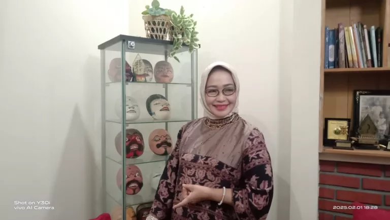 Prof. Dr. Endang Caturwati, Guru Besar Seni Pertunjukan Indonesia dari Institut Seni Budaya Indonesia (ISBI) Bandung