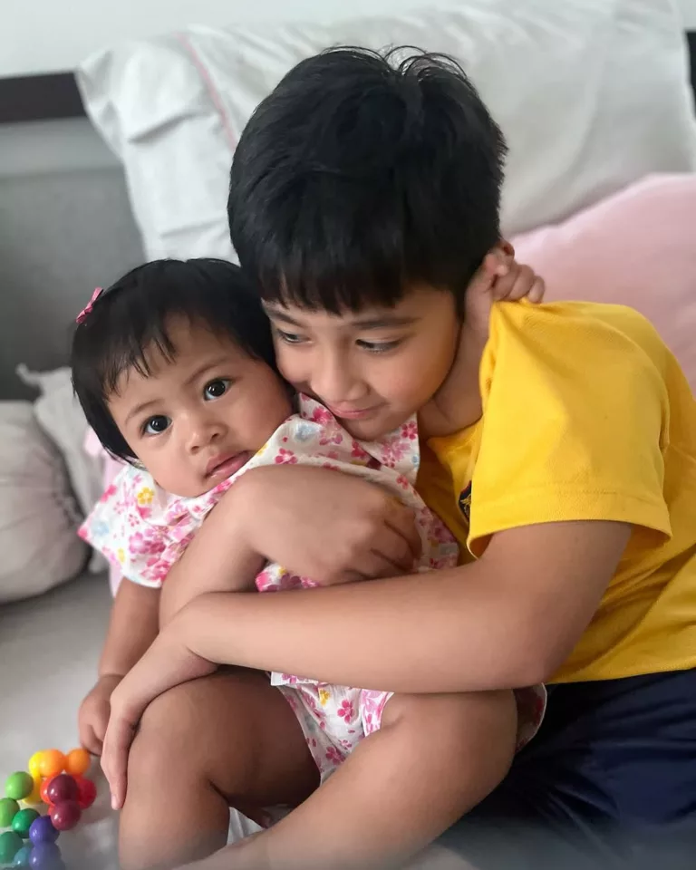 Keakraban Rafathar dan Baby Lily Anak Raffi dan Gigi (@Raffinagita1717)