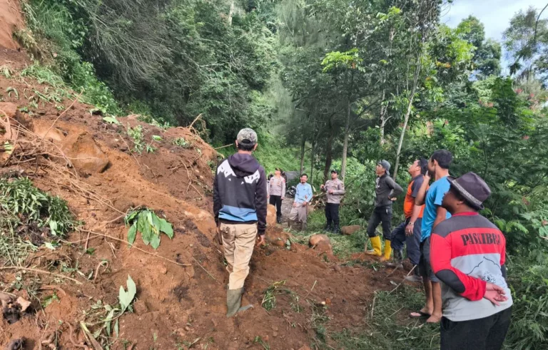 Polsek Talegong Cek Lokasi Kejadian Longsor di Jalan Raya Cantigi