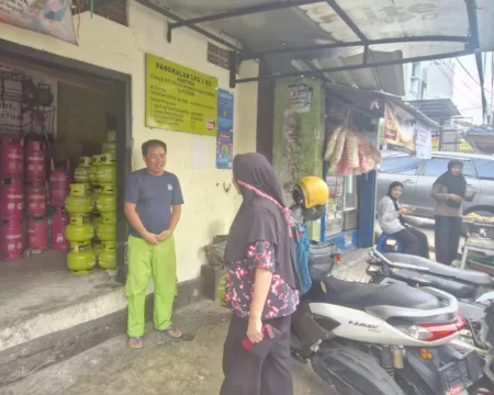 Warga Bandung Kesulitan Gas LPG 3 Kg, Pangkalan Diburu Pembeli