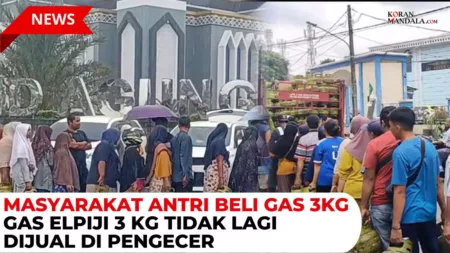 Warga antri beli gas elpiji 3kg