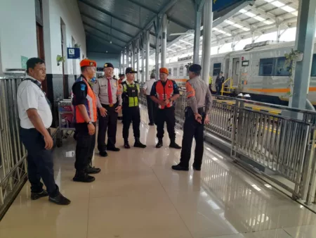 Satuan Samapta Polres Tasikmalaya Imbau Penumpang Kereta Api untuk Waspada