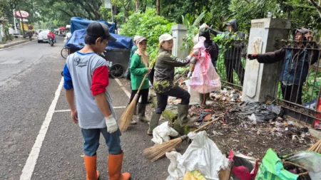 Kecamatan Bandung Wetan Gelorakan Jumat Bersih, Wujudkan Lingkungan Asri