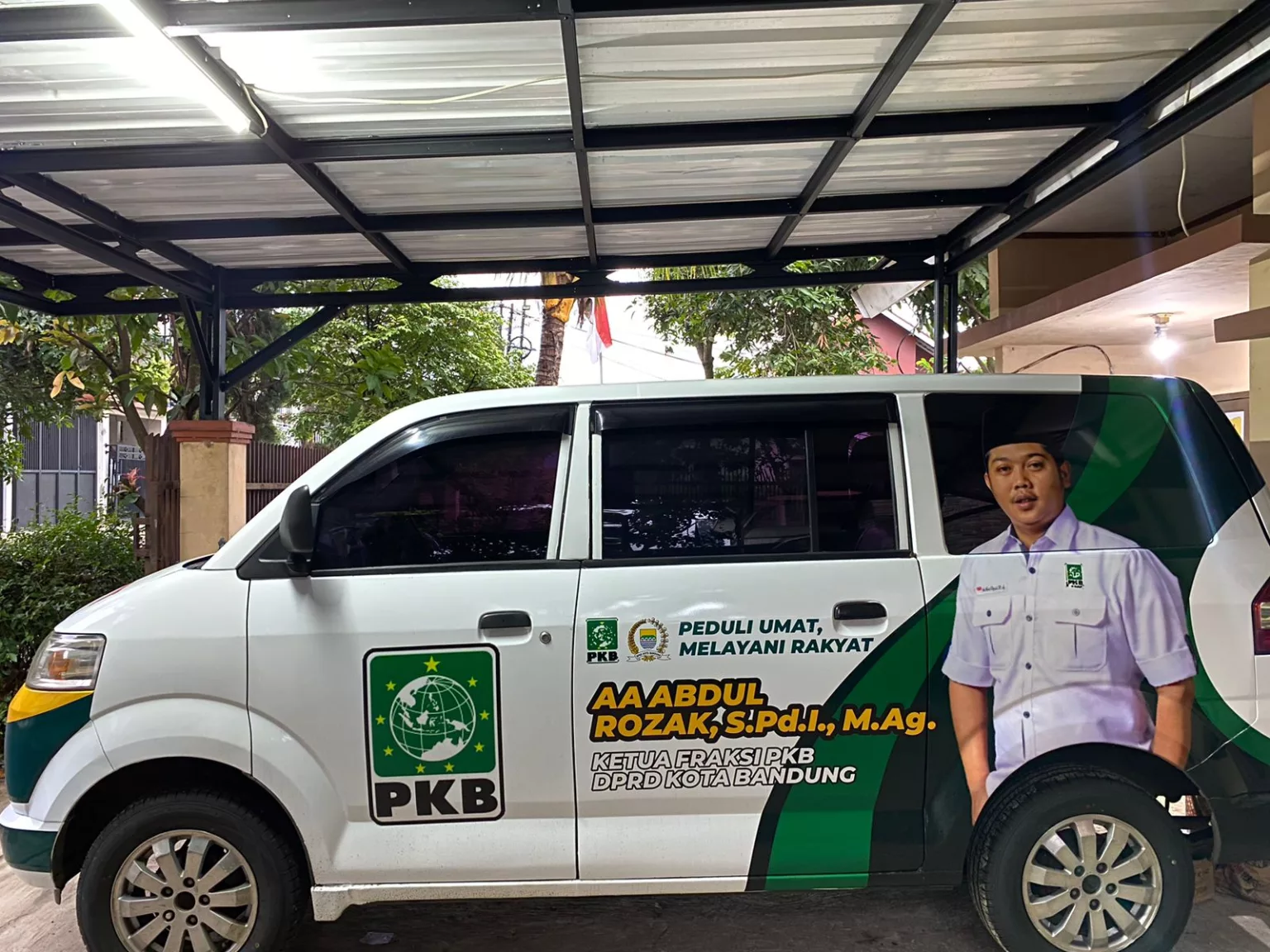 Di Hari Ulang Tahunnya, Aa Abdul Rozak Wakafkan Mobil Siaga untuk Warga Dapil 3 Bandung