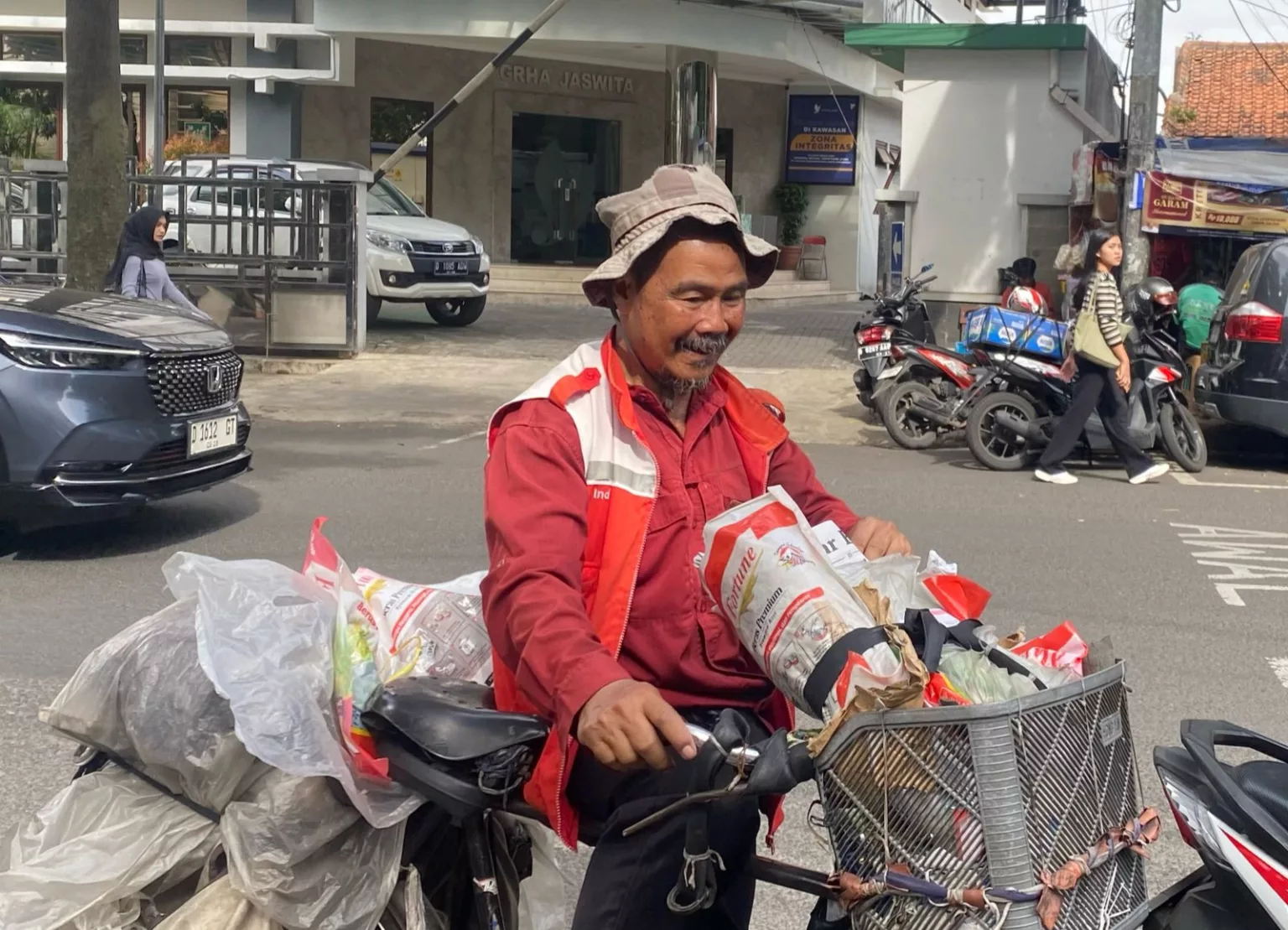 Bapak Agus Penjual koran Keliling