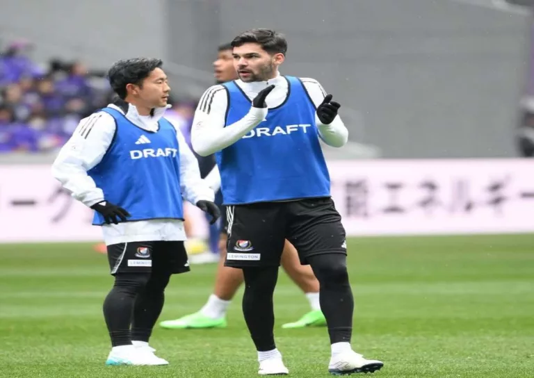 Sandy Walsh menghuni bangku cadangan pada Derbi Yokohama